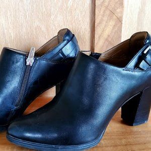 EUC Clark Artisan 6.5 Black Leather Booties 6.5